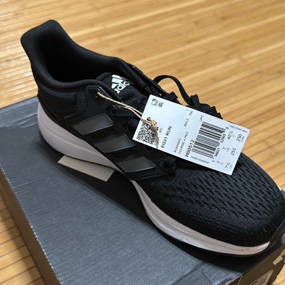 NIB Adidas Unisex Black/Gray and White Running Shoes - Picture 3 of 4